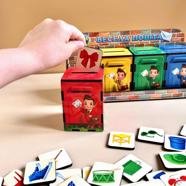 Дерев'яна настільна гра "Веселий листоноша" Ubumblebees (ПСД081) PSD081 сортер-комодик (PSD081)